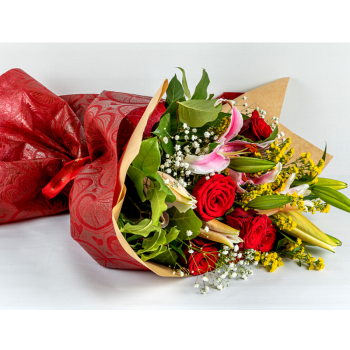 Ανθοδέσμη με Κόκκινα Τριαντάφυλλα, Λίλιουμ και Πλούσια Πρασινάδα
